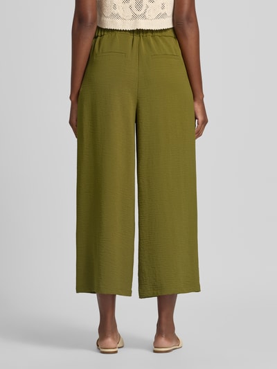 Vrouwenmodel draagt Wide Fit Culottes mit Strukturmuster van zero in olijfgroen met structuurpatroon, bandplooien, verkorte pasvorm. Volledige lichaamsaanzicht achteraan.