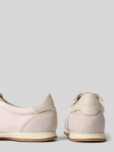 Produktfoto, Low Top Sneaker aus Rindsleder-Textil-Mix Modell 'YASMIN' von Vagabond in cremefarbenem Leder- und Veloursmix mit strukturierter Sohle, Detailaufnahme Rückansicht