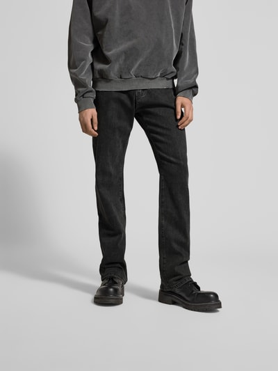 Männermodel trägt Bootcut Fit Jeans aus Baumwoll-Mix von Don't Waste Culture in Schwarz mit 5-Pocket-Design, Kontrastnähten, Ganzkörperansicht von vorne.