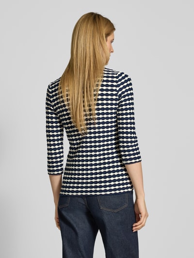 Frauenmodel trägt T-Shirt im Allover-Look mit 3/4-Arm von Betty Barclay, navy-weiß gemustert, Slim Fit, Rundhalsausschnitt, Ganzkörperansicht Rückansicht.