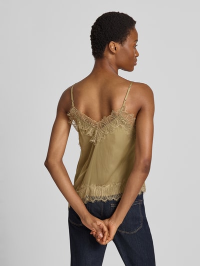 Männermodel trägt Regular Fit Top mit Spitzenbesatz von Luisa Cerano, Satyna, asymetryczny krój, cienkie ramiączka, Długość tyłu w rozmiarze 36: 36 cm, Ganzkörperansicht Rückansicht