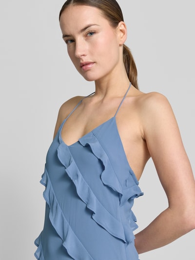 Vrouwenmodel draagt Fließendes Maxikleid mit Chiffon-Rüschen Modell 'MARJORIE' van Vero Moda, effen kleuren, fließend pasvorm, maxilengte, V-hals, applicatie met ruches, naadritssluiting, model met halter, rugdecolleté, chiffon materiaalverwerking, Nahaufnahme bovenlichaam.