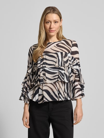 Frauenmodel trägt Regular Fit Bluse aus reiner Viskose Modell 'Falco' von Marella mit Rüschenbesatz, Allover-Animal-Print, Rundhalsausschnitt, langärmelig, Farbmix aus Schwarz, Beige und Weiß, fließende Textur, Ganzkörperansicht von vorne. Rückenlänge bei Größe 36: 51 cm, Ärmellänge 50 cm.