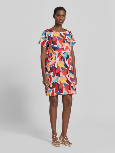 Frauenmodel trägt Minikleid im Allover-Look mit Rundhalsausschnitt von Apricot, bunte Farben, gerader Schnitt, Baumwoll-Viskose-Mix, Ganzkörperansicht von vorne.