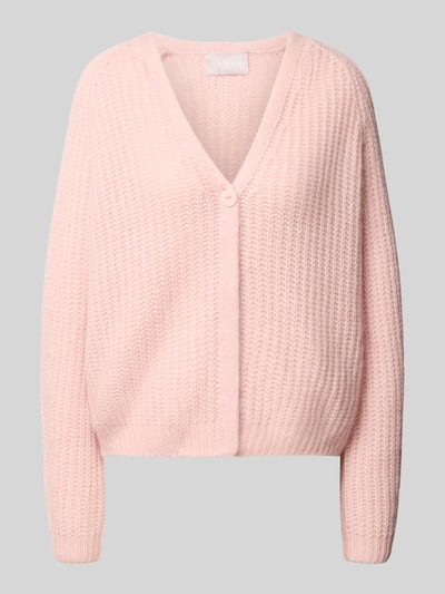 Produktfoto, Strickjacke aus Kaschmir-Baumwoll-Mix mit V-Ausschnitt von Hemisphere in zartem Rosa, strukturierte Oberfläche, Regular Fit, Knopfverschluss, Rückenlänge 57 cm, Ärmellänge 69 cm.
