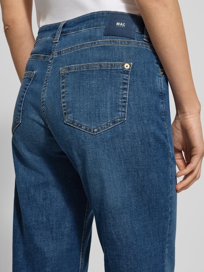 Frauenmodel trägt Culotte mit Eingrifftaschen von MAC in Denim-Look, Reine Baumwolle, verkürzte Passform, Nahaufnahme Rückansicht.
