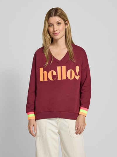 miss goodlife Sweatshirt mit Statement-Print und V-Ausschnitt Bordeaux 4