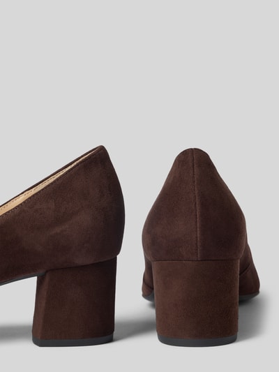 Produktfoto, Pumps aus Leder mit Blockabsatz von Högl in Dunkelbraun, glatte Sohle, Vorderseite spitz, Absatzhöhe 5 cm, Schafthöhe 7 cm, Schaftweite 21 cm bei Größe 39, samtige Textur