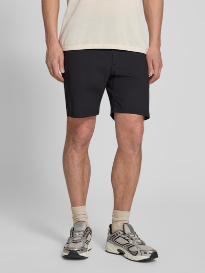 Mężczyznamodel nosi Straight Fit Shorts mit Eingrifftaschen Modell 'Drift' od SCANDINAVIAN EDITION, czarny, elastyczny materiał, przód, całe nogi