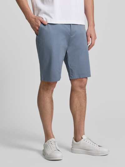 Männermodel trägt Bermudas aus Light Baumwolle mit Gürtel von Christian Berg Men in Hellblau, regular Fit, Eingriff- und Gesäßtaschen, Ganzkörperansicht von vorne.