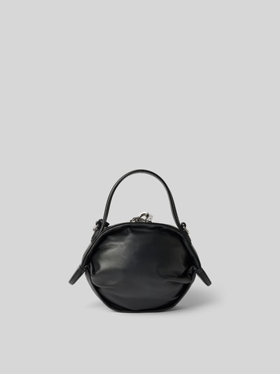 Produktfoto, schwarze Crossbody Bag mit Logo-Detail von Kenzo, glatte Textur, runde Form, sichtbare Raffungen, zarter Schulterriemen, Hauptfach mit Reißverschluss, Logo-Prägung, Maße 24x10x5 cm.