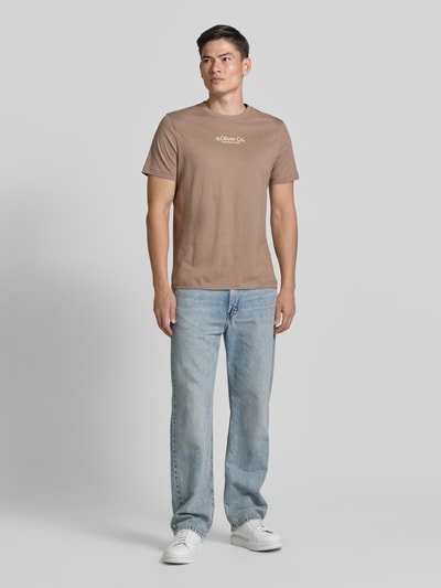 Männermodel draagt Regular Fit T-shirt aus reiner Baumwolle van s.Oliver RED LABEL in effen kleuren met labelprint, ronde hals, korte mouw, materiaal puur katoen, look effen, ganzkörperansicht van voren.