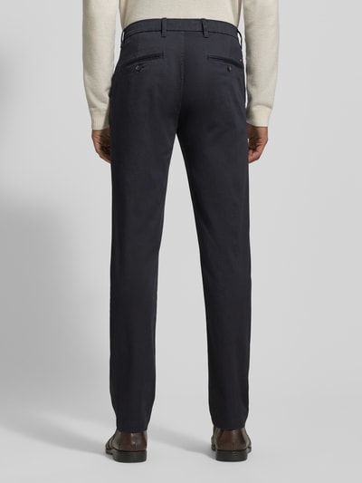 Männermodel trägt Slim Fit Chino aus Baumwoll-Mix Modell 'BLEECKER' von Tommy Hilfiger, Optik: Unifarben, Ganzkörperansicht Rückansicht.