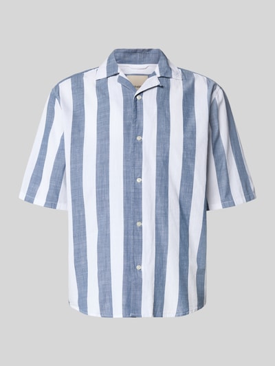 Produktfoto, Relaxed Fit Freizeithemd aus reiner Baumwolle Modell 'TES' von Only & Sons, Optik:Allover-Muster, Gestreift, Reverskragen, einreihig, Ärmelform:Kurzarm, strukturierte Baumwoll-Textur, Farben Weiß und Blau
