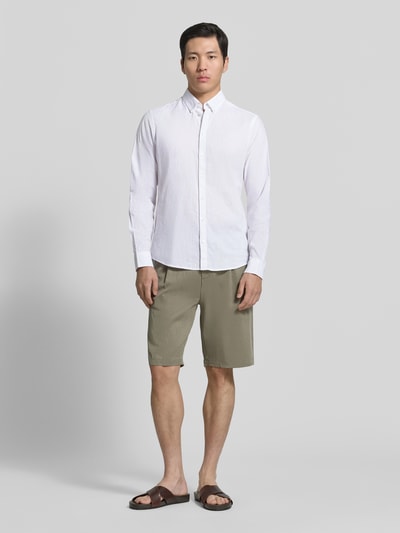 Männermodel trägt Slim Fit Freizeithemd mit Button-Down-Kragen Modell 'Anton' von Casual Friday, Seide-Baumwoll-Mix, Ganzkörperansicht von vorne. Rückenlänge bei Größe M: 78 cm, Schulterbreite bei Größe M: 46 cm, Ärmellänge bei Größe M: 66 cm.