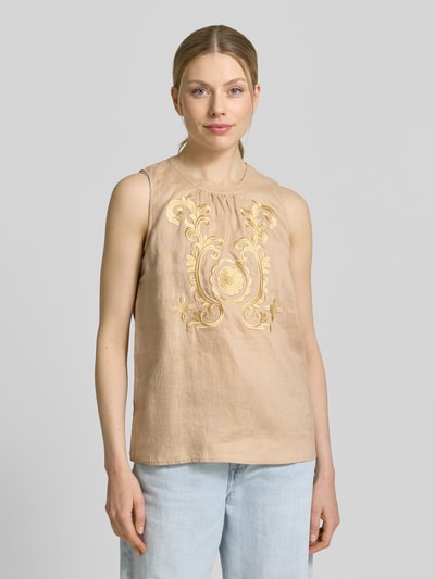 Frauenmodel trägt Blusentop aus Leinen mit Stitchings von Emily Van den Bergh in Beige mit Rundhalsausschnitt, Regular-Fit, Ganzkörperansicht von vorne. Reines Leinen, Rückenlänge bei Größe 36: 62 cm.