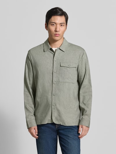 Męski model nosi Regular Fit Hemdjacke mit Kentkragen Modell 'BRO' von Casual Friday, mieszanka materiałów z lnem, brustasza, długość tyłu w rozmiarze M: 71 cm, widok całej sylwetki z przodu