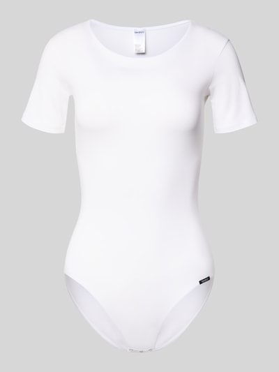 Produktfoto, Slim Fit Body mit Logo-Patch od Skiny z mieszanki bawełny, okrągły dekolt, krótkie rękawy, zapięcie na zatrzask, kolor biały