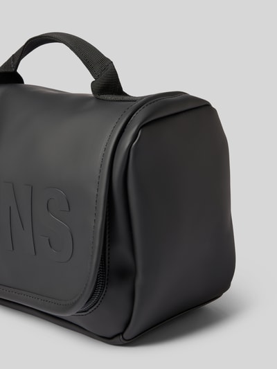 Produktfoto, Kulturtasche mit Label-Print Modell 'Texel Wash' von Rains in mattem Schwarz mit Rundum-Reißverschluss und seitlichem Fach.