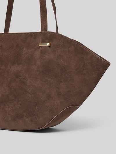 Produktfoto, Shopper in Leder-Optik Modell 'Rena' von Seidenfelt in Braun mit goldfarbenem Logo-Detail und schmalen Schulterriemen, strukturierte Textur, weiche Haptik, Hauptfach mit Reißverschluss, Maße 46x24x10 cm, Schulterriemen 68 cm.