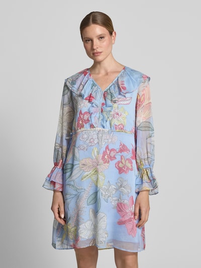 Frauenmodel trägt Knielanges Kleid mit V-Ausschnitt und Volants von Comma aus Chiffon in Allover-Look, Gerader-Schnitt, Ganzkörperansicht von vorne.