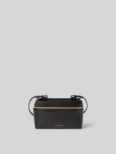 Produktfoto, Crossbody Bag aus echtem Leder von Victoria Beckham in Schwarz mit Rundum-Reißverschluss, Label-Print metallic, 21x13x7 cm, Hauptfach, verstellbarer Schulterriemen mit Dornschließe.