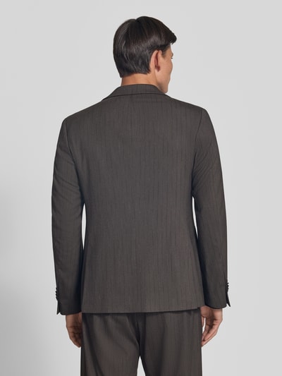 Männermodel trägt Relaxed Fit Sakko mit Viskose-Anteil Modell 'Double' von CINQUE, dunkel, dezentes Streifenmuster, Ganzkörperansicht Rückansicht. Elastischer Material-Mix, doppelte Knopfleiste, Reverskragen, Pattentaschen, Rückenlänge 76 cm, Schulterbreite 52 cm.
