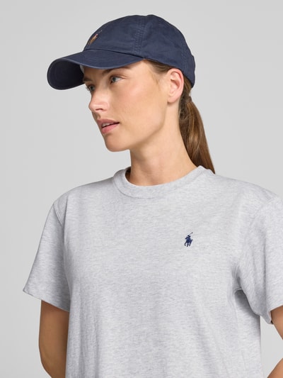 Frauenmodel trägt graues Relaxed Fit T-Shirts aus reiner Baumwolle von Polo Ralph Lauren, feine Textur, Damen T-Shirt, Nahaufnahme Oberkörper.