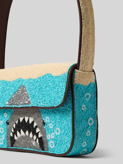 Produktfoto, Handtasche mit Pailletten Modell 'TOMMY' von Staud, türkis-beige mit Haifischmotiv, strukturierte Perlen, Magnetverschluss, Tragehenkel, Hauptfach mit Überschlag, Maße: 26x16x5 cm, Schulterriemen 60 cm.