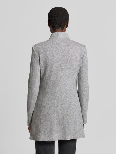 Frauenmodel trägt Mantel mit Woll-Mix von White Label in Hellgrau, taillierte Passform, Stehkragen, Ganzkörperansicht Rückansicht, Damen Mantel von White Label, Woll-Mix, Rückenlänge 81 cm, Brustweite 44 cm, Ärmellänge 65 cm.