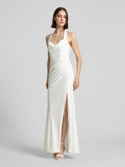 Frauenmodel trägt Brautkleid mit Rafffungen von Luxuar in Weiß, Slim-Fit, Gehschlitz, Neckholder, Damen Hochzeitsmode, Ganzkörperansicht von vorne. Rückenlänge bei Größe 36: 125 cm, Brustweite bei Größe 36: 26 cm.