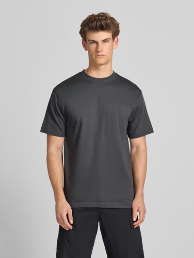 Männermodel trägt Relaxed Fit T-Shirt aus reiner Baumwolle Modell 'FRED LIFE' von Only & Sons, Optik: Unifarben, Ganzkörperansicht von vorne.