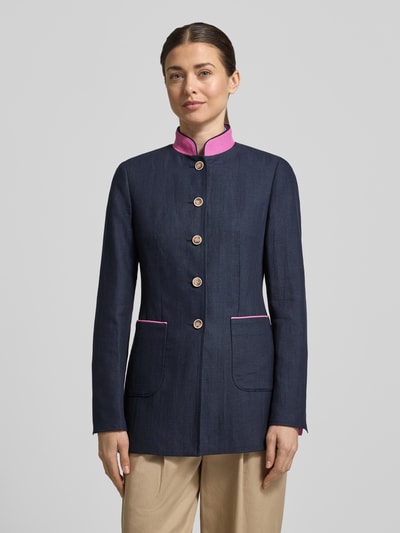 Vrouwenmodel draagt Slim Fit Blazer aus Leinen-Baumwoll-Mix van WHITE LABEL in donkerblauw met roze accenten, staande kraag, knoopsluiting, opgestikte zakken, ruglengte 71 cm, borstwijdte 44 cm, mouwlengte 64 cm, voorkant volledig zichtbaar, halftotaalshot.