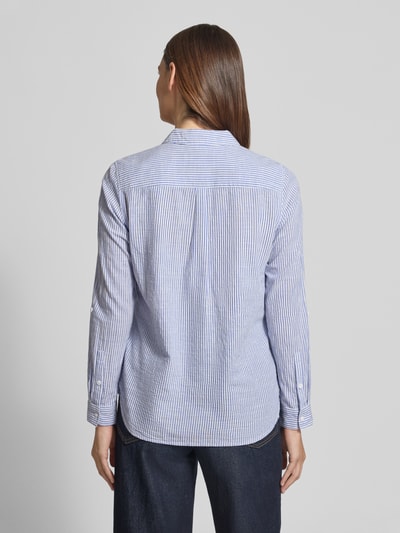 Frauenmodel trägt Regular Fit Bluse mit V-Ausschnitt und Brusttaschen von Christian Berg Woman, wzór w paski, bawełna, kołnierzyk koszulowy, długość tyłu 74 cm, długość rękawów 58 cm, widok całej sylwetki z tyłu