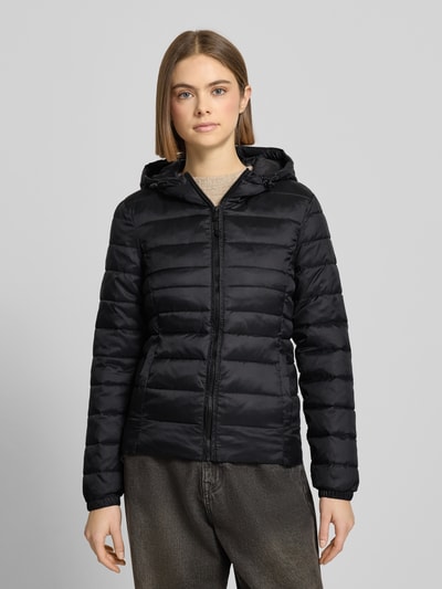 Modelka kobieca nosi czarną Regular Fit Steppjacke mit Kapuze Modell 'TAHOE' od Only, nylon, jednolita struktura, widok całej sylwetki z przodu.