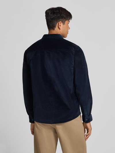 Männermodel trägt Slim Fit Cordhemd aus Baumwoll-Mix von REVIEW in Dunkelblau, Ripp-Optik, Produktdetails sichtbar, Ganzkörperansicht Rückansicht.