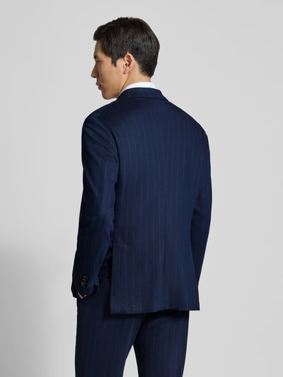 Männermodel trägt Slim Fit Anzug mit zweireihigem Sakko und Hose mit Bügelfalten von Manuel Ritz, viscosemix met stretch, donkerblauw met fijne verticale strepen, steekzakken en knoopsluiting, achterkant geheel zichtbaar, geheellichaamsaanzicht rugaanzicht.