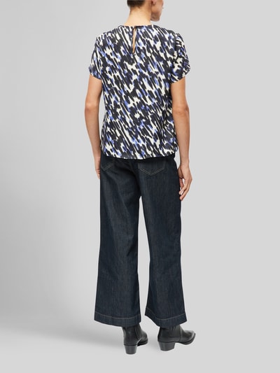 Männermodel trägt Regular Fit Kurzarmbluse mit Falten-Detail von s.Oliver BLACK LABEL, wzór z odcieniami niebieskiego, czerni i bieli, Ganzkörperansicht Rückansicht.