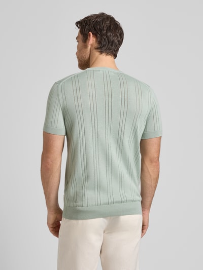 Männermodel trägt Strickshirt aus Viskose-Baumwoll-Mix Modell 'LINDON' von Guess in Mintgrün, Slim-Fit, Rückansicht, Ganzkörperansicht.