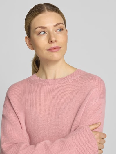 Modelka kobieca ma na sobie różowy Loose Fit Pullover aus reiner Wolle od Marc O'Polo, sweter wełniany, wyraźna dzianina, zbliżenie górnej części ciała.