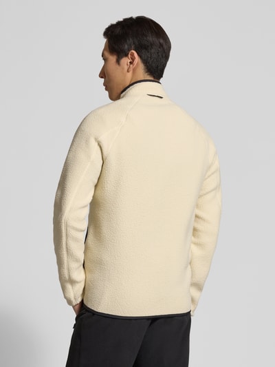 Männermodel trägt Jacke mit Teddyfell von PEAK PERFORMANCE, gerader Schnitt, Stehkragen, cremefarbene Textur, Ganzkörperansicht Rückansicht