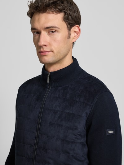 Männermodel trägt Strickjacke mit Stehkragen und Steppnähten von Bugatti, reine Baumwolle, Regular-Fit, Nahaufnahme Oberkörper.