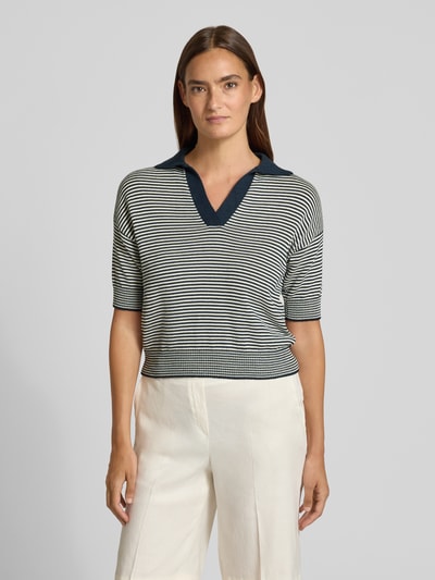 Vrouwenmodel draagt regular fit gebreid shirt van zuiver katoen model 'ALBERO' van Weekend Max Mara, dames pullover, frontale totaalopname.