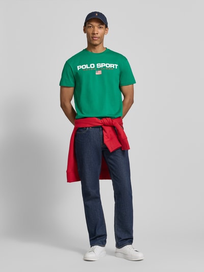 Männermodel trägt Relaxed Fit T-Shirt aus reiner Baumwolle von Polo Ralph Lauren, Optik: Unifarben, Label-Print, Ganzkörperansicht von vorne.