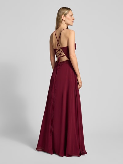 Frauenmodel trägt Regular Fit Abendkleid mit floralem Spitzenbesatz von Luxuar in Bordeaux, taillierte Passform, Rückenausschnitt, Ganzkörperansicht Rückansicht