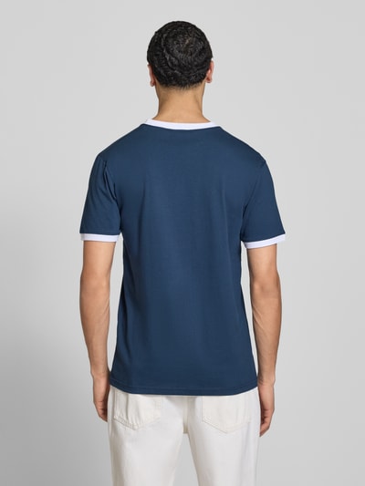 Mężczyznamodel nosi T-Shirt mit Logo- und Label-Patch Modell 'RINGETTO' od Ellesse z czystej bawełny, prosty krój, granatowy, widok całej sylwetki od tyłu.