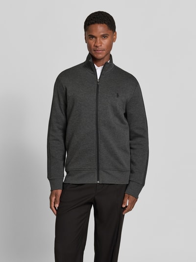 Männermodel trägt Relaxed Fit Sweatjacke aus Baumwoll-Mix von Polo Ralph Lauren in Dunkelgrau, glatte Textur, Ganzkörperansicht von vorne. Herren Sweatjacke von Polo Ralph Lauren
