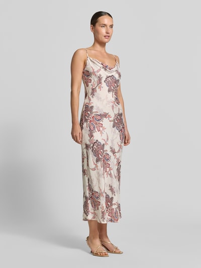 Vrouwenmodel draagt midi-jurk van lyocellmix met viscose, paisleyprint, spaghettibandjes, Model 'Lina' van GUESS, slim fit, all-over paisleyprint, voorkant volledige lichaamsweergave.