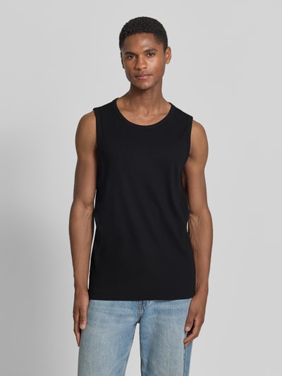 Męski model nosi Slim Fit Tank Top aus Baumwoll-Mix von s.Oliver RED LABEL, czarny, krój slim fit, szerokie ramiączka, drobny prążek, widok z przodu pełnej sylwetki