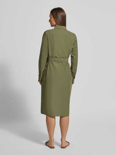 Frauenmodel trägt sukienka midi z listwą guzikową od Polo Ralph Lauren, mieszanka bawełny i lnu, taliowany krój, pasek w talii, kołnierzyk koszulowy, wyhaftowane logo, długość tyłu 112 cm, szerokość klatki piersiowej 52 cm, długość rękawów 63 cm, kolor oliwkowy, gładka tekstura, prostokątne kształty, całkowity widok z tyłu.